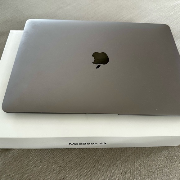 Beautiful MacBook Air 2020 , 13”
MacOS  latest version updates - Picture 9 of 9